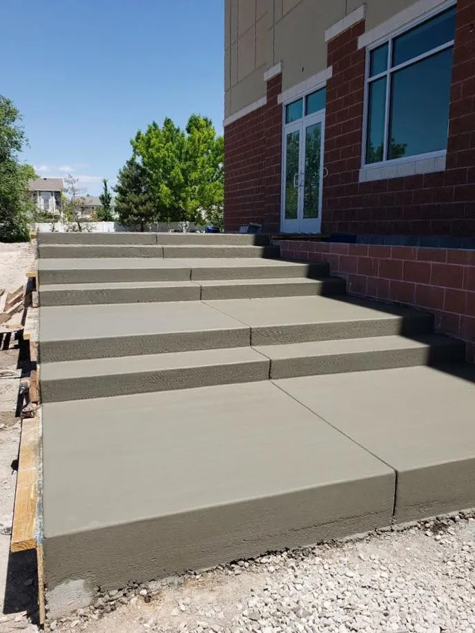 Concrete steps at a commercial building entrance